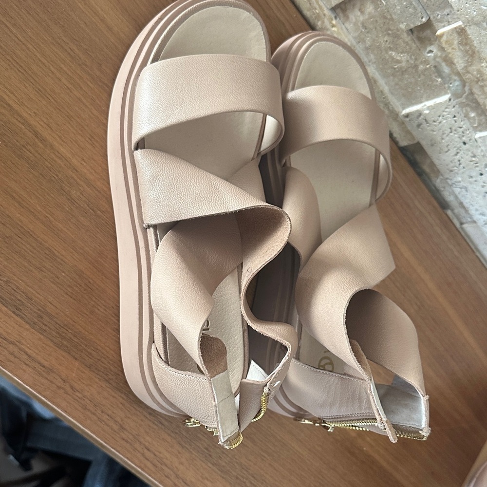 Chic Tan Women's Sandals with Strappy Design